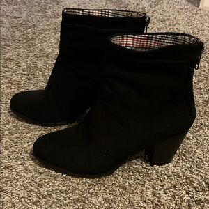 Lust For Life Black Faux Suede ankle booties size 7.5